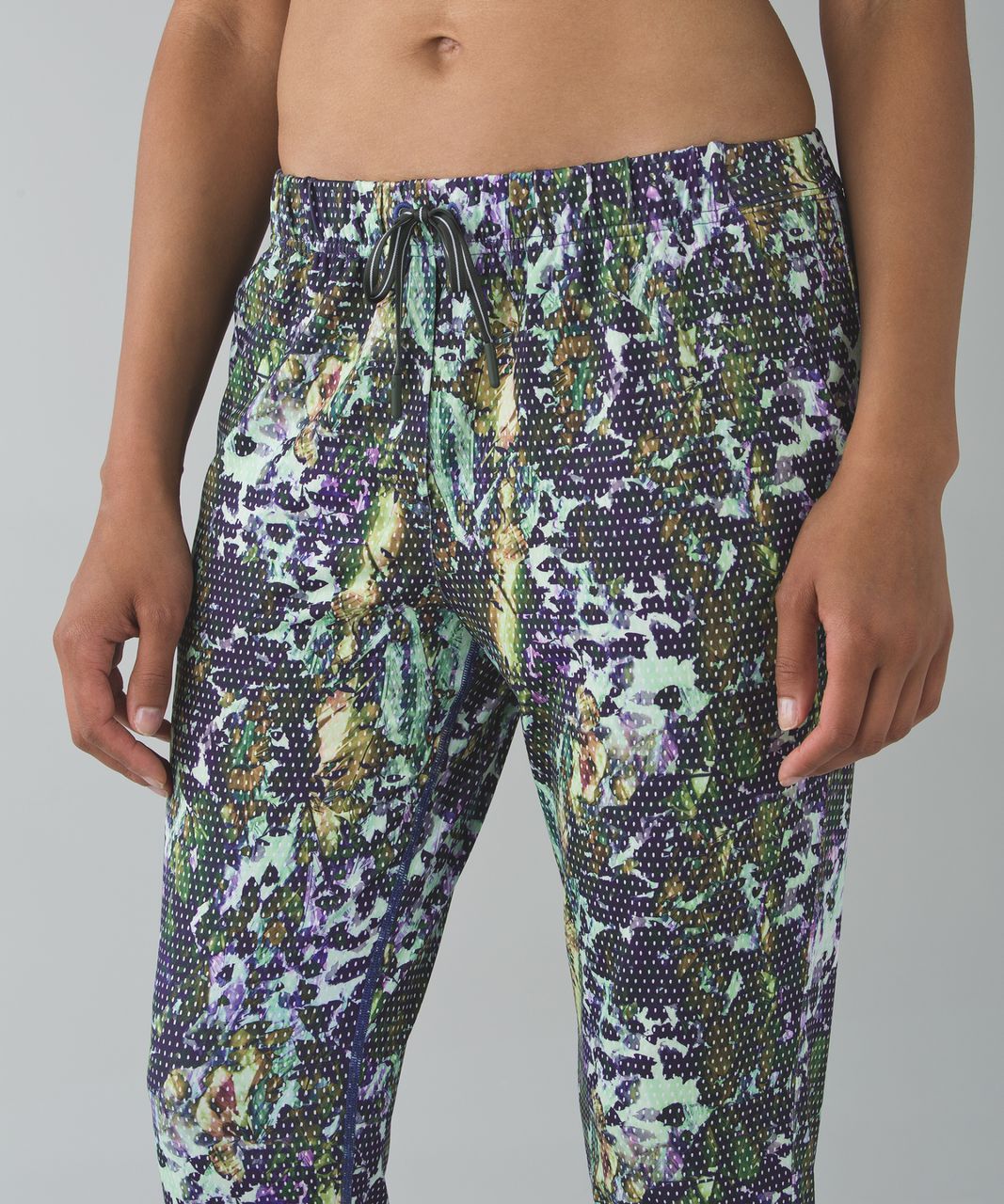 Lululemon Jet Crop *Luxtreme (Slim) - Floral Sport White Multi