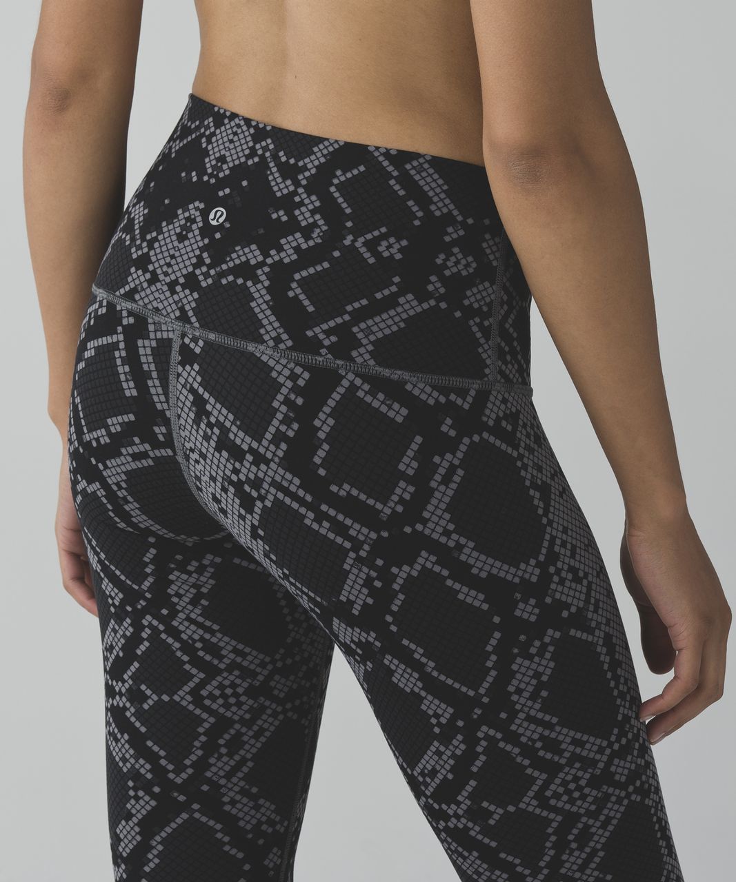 Lululemon snake print leggings, size 6, midrise, full length good