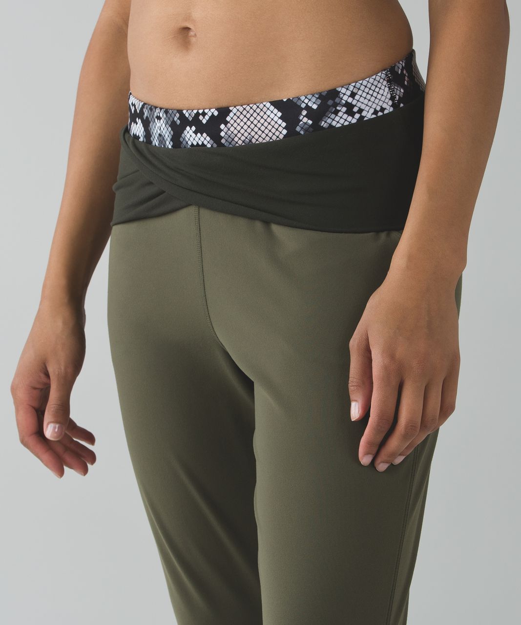 Lululemon Sunset Salutation Crop - Fatigue Green / Gator Green / Ziggy Snake Butter Pink Black