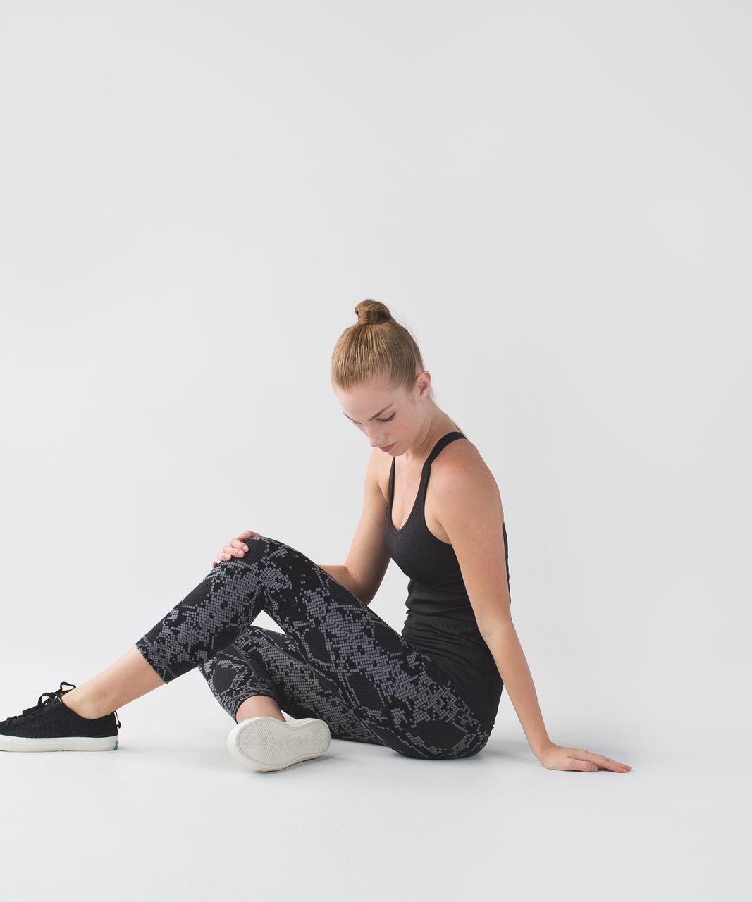 Lululemon Wunder Under Crop *Reversible - Black / Deep Coal - lulu fanatics