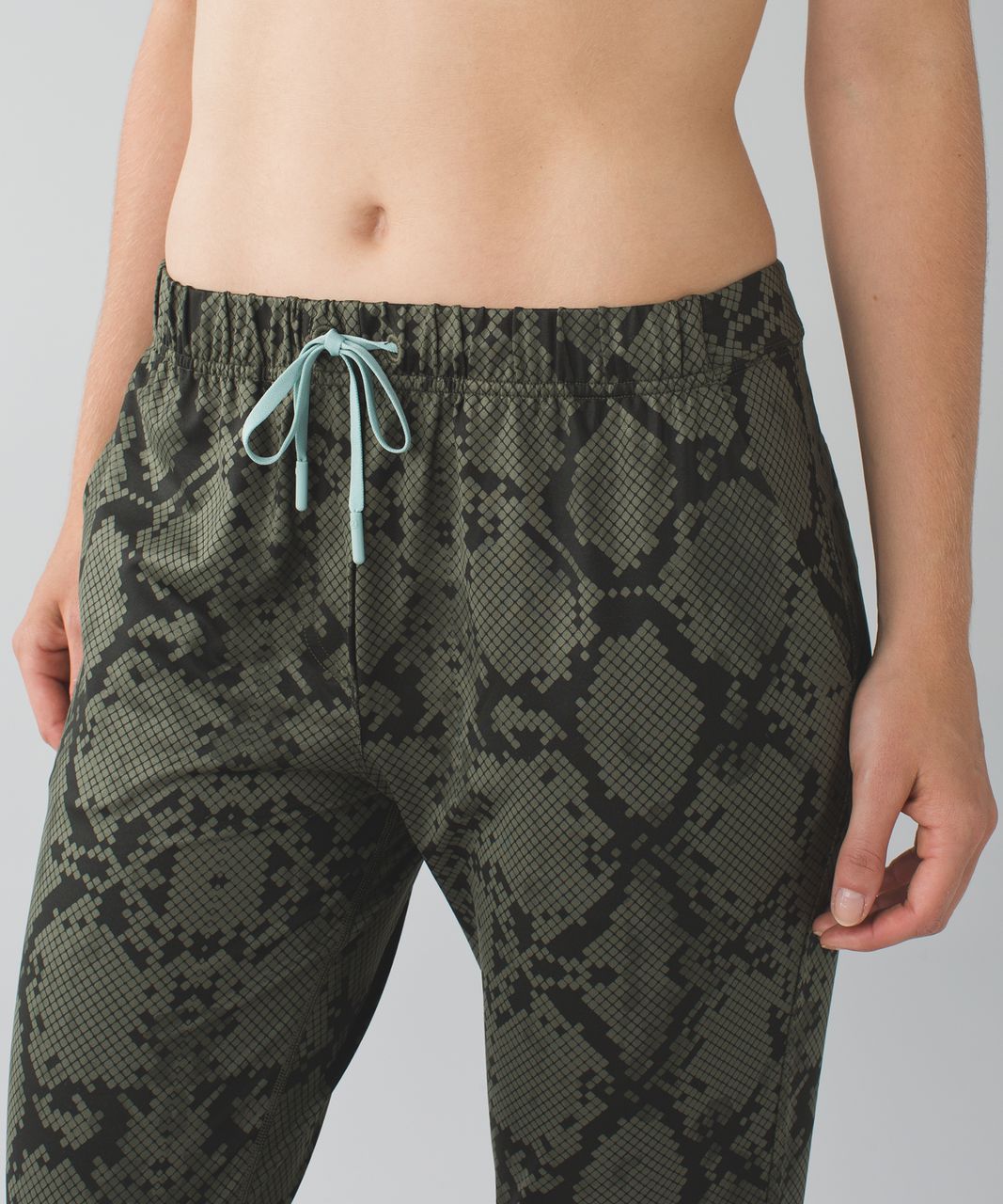 Rare🍀lululemon 6 jet crop - Gem