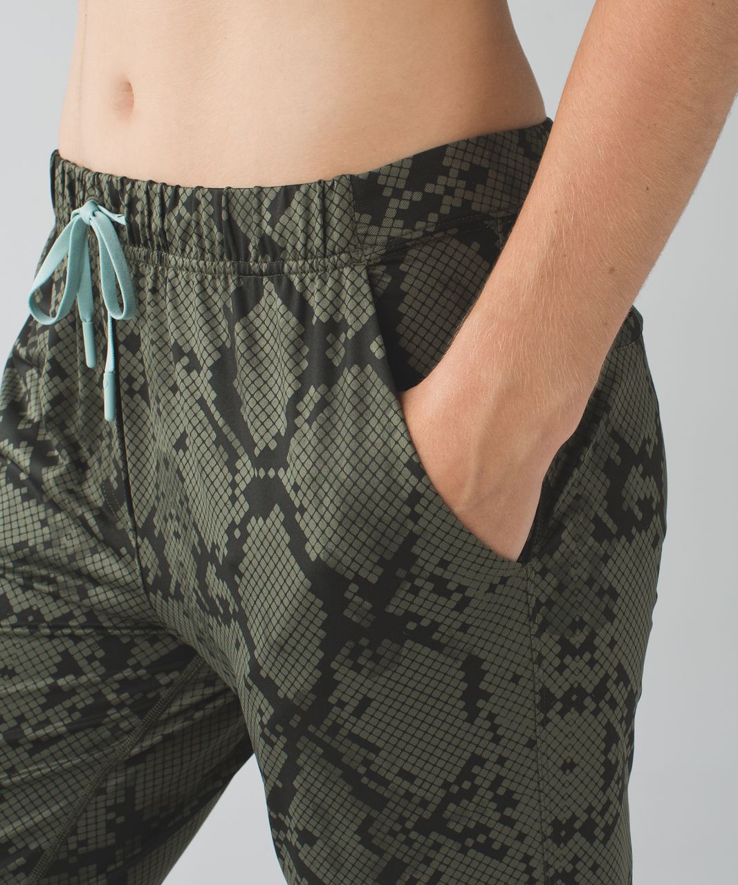 Lululemon Jet Crop (Slim) Pants Ziggy Snake Greens Luxtreme