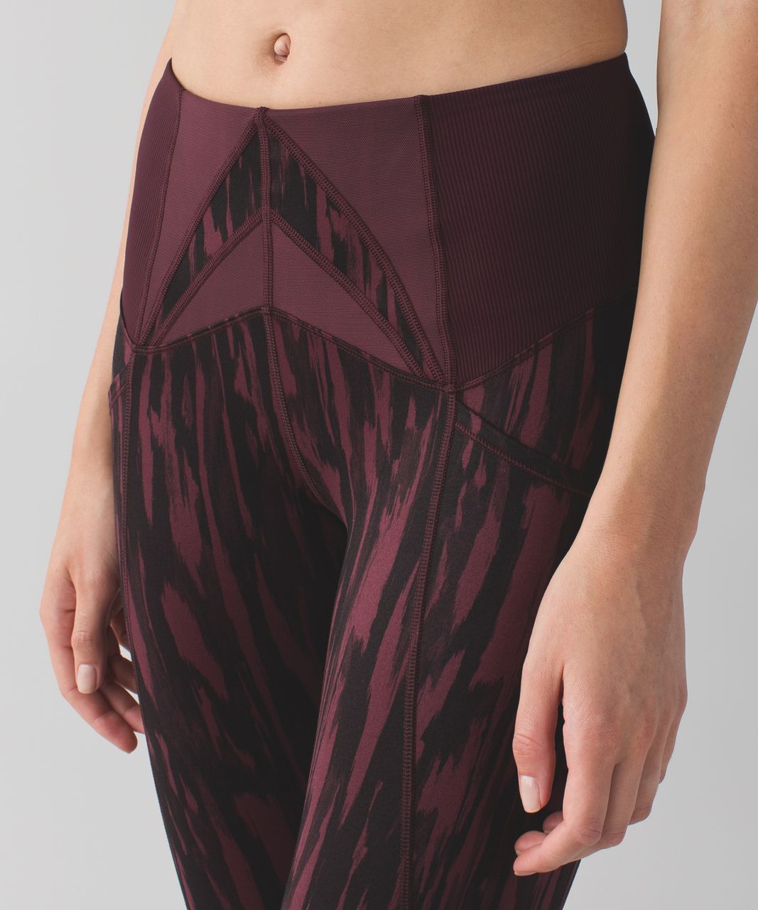 Lululemon Exquisite Crop - Painted Animal Bordeaux Drama Black / Bordeaux Drama