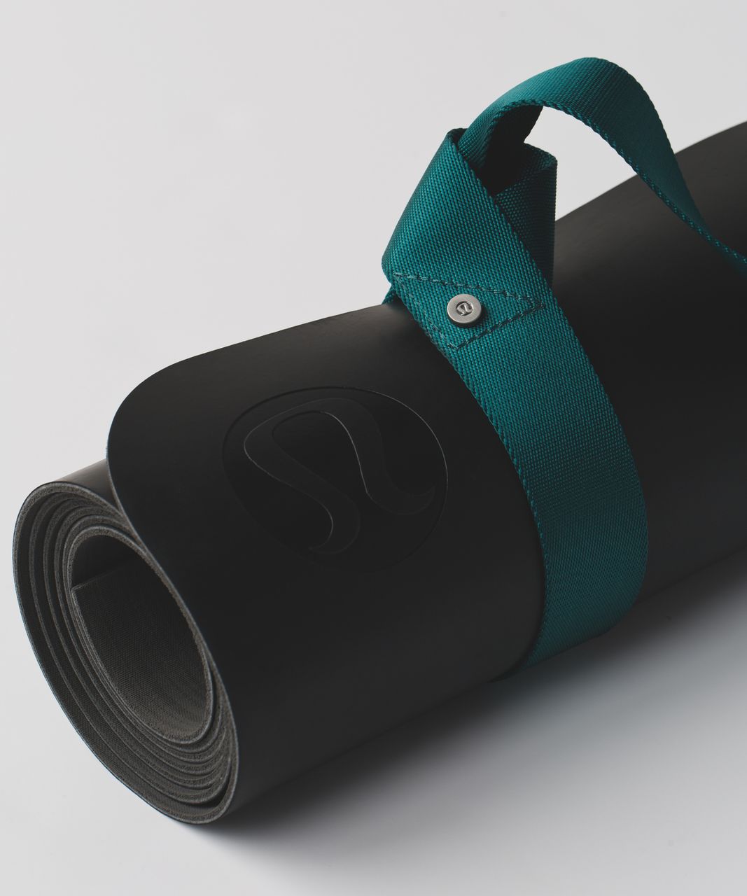 https://storage.googleapis.com/lulu-fanatics/product/23345/1280/lululemon-loop-it-up-mat-strap-forage-teal-19816-143684.jpg