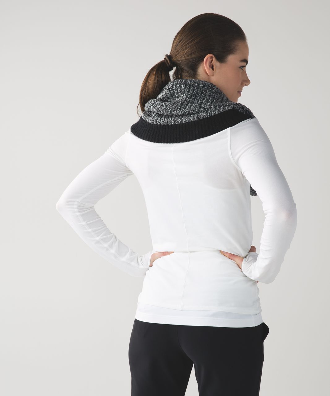 Will velvet hangers stretch out the neck? : r/lululemon