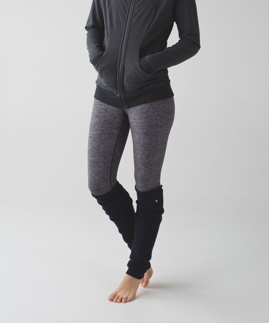 https://storage.googleapis.com/lulu-fanatics/product/23462/1280/lululemon-falling-freely-leg-warmer-black-grape-9355-144331.jpg