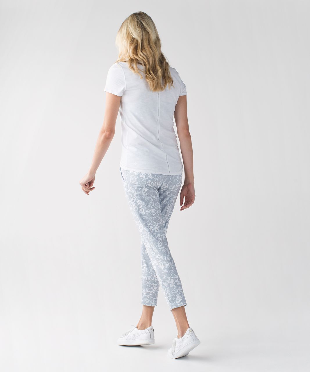 Lululemon Jet Crop (Slim) *Luxtreme - Fleur Sombre White Silver Fox - lulu  fanatics