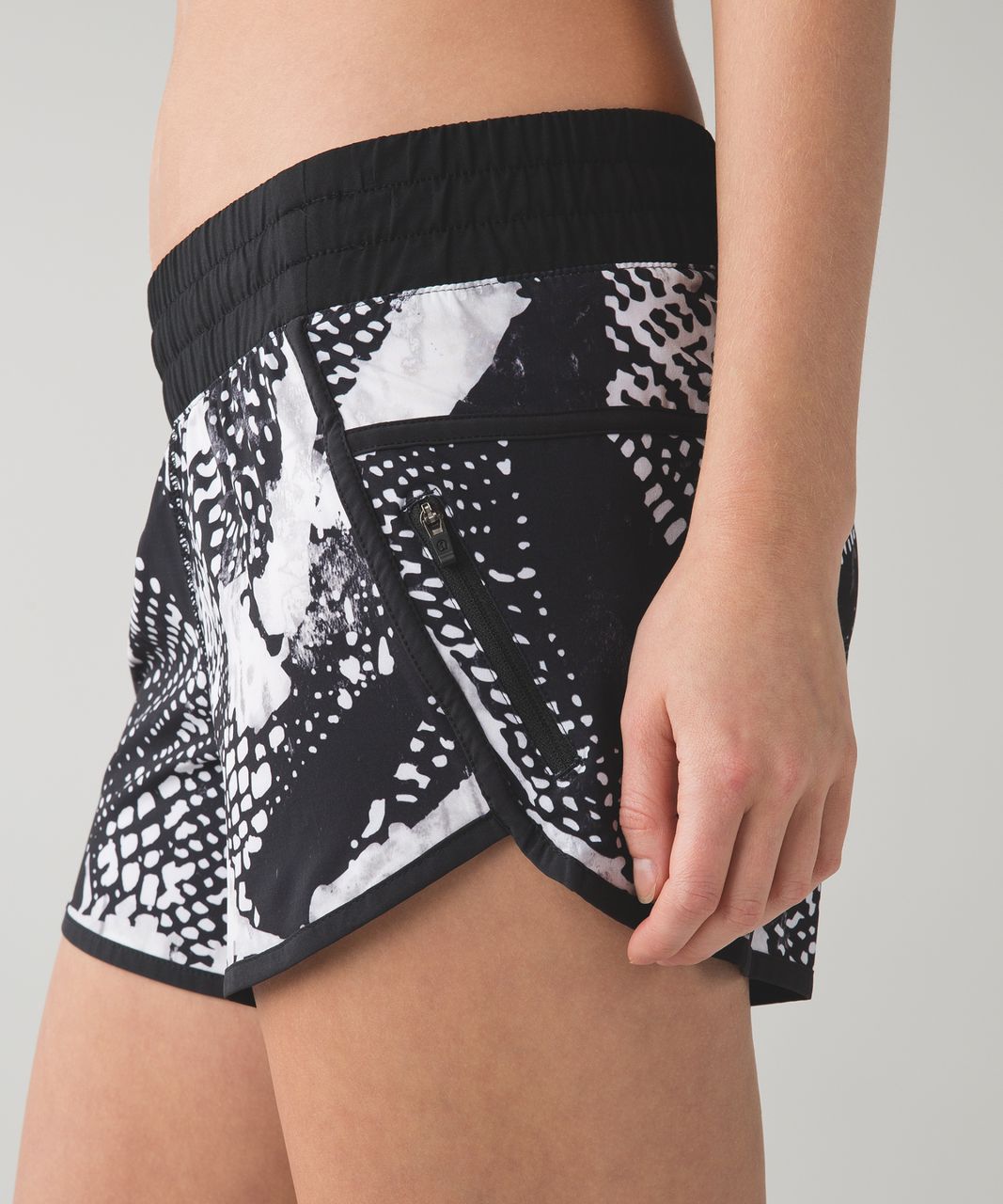 Lululemon Tracker Short III *4-way Stretch - Static Mist White Black / Black