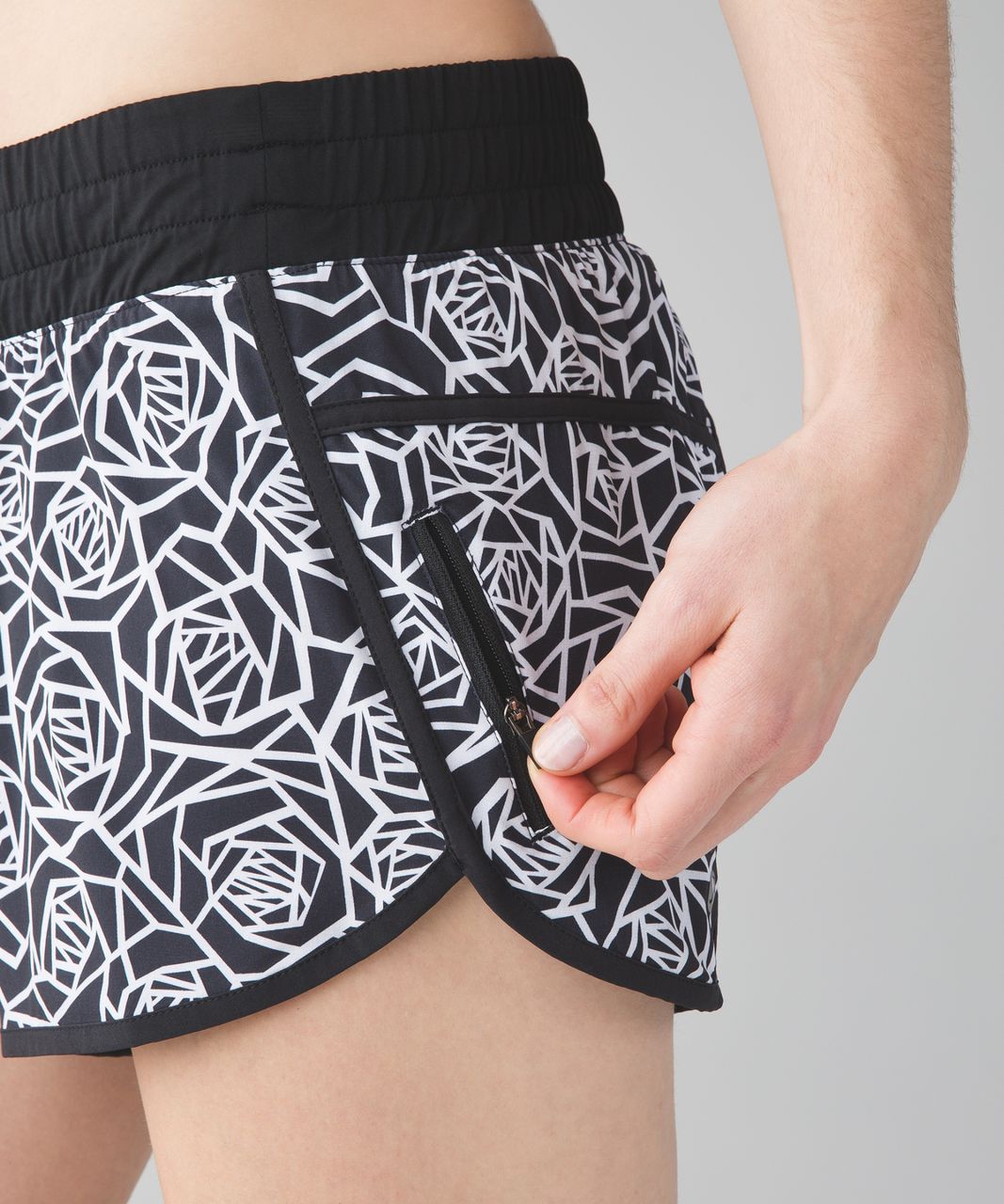 Lululemon Tracker Short III *4-way Stretch - Posey Black White / Black