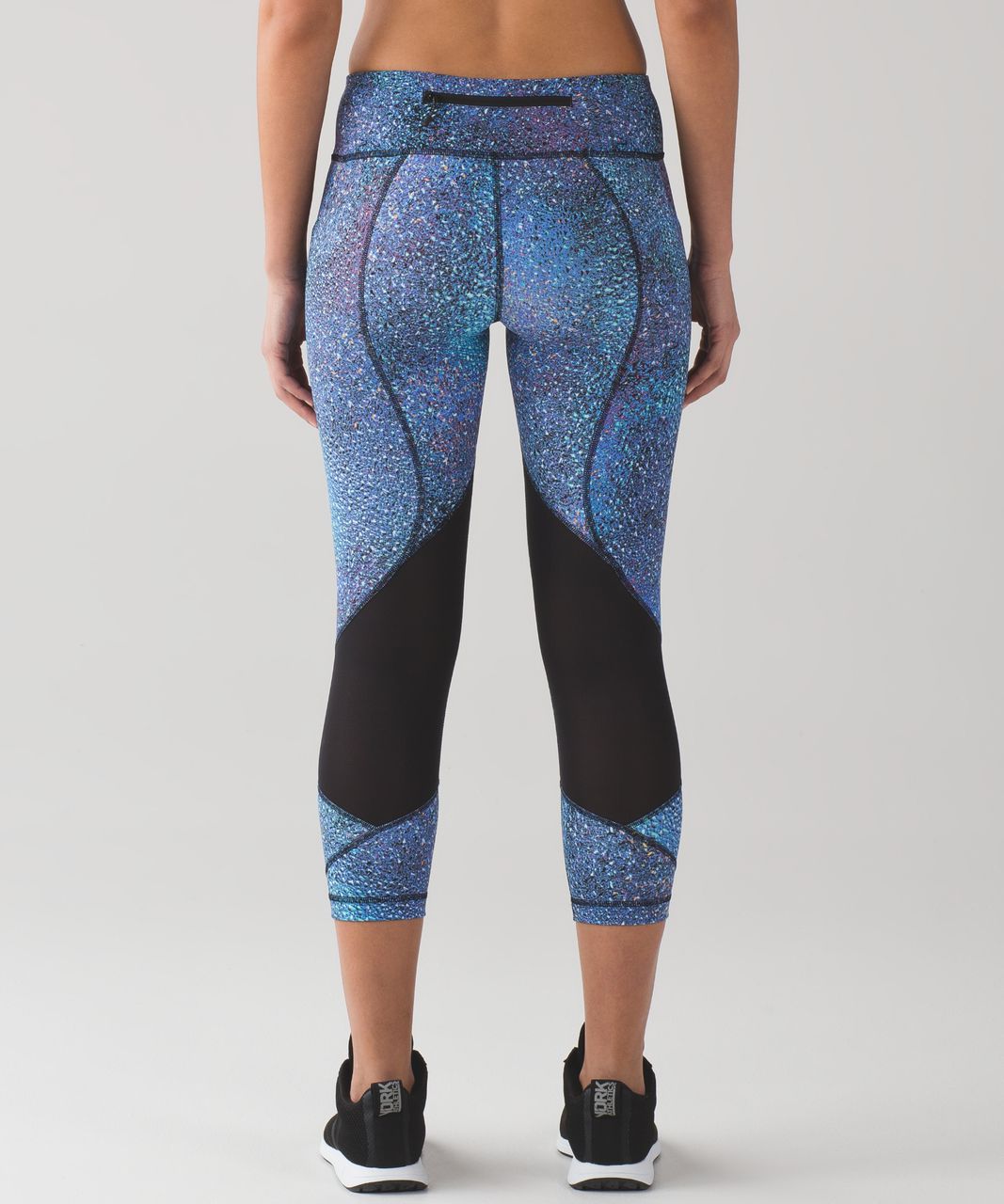 https://storage.googleapis.com/lulu-fanatics/product/24504/1280/lululemon-pace-rival-crop-22-strive-multi-black-black-027848-150587.jpg