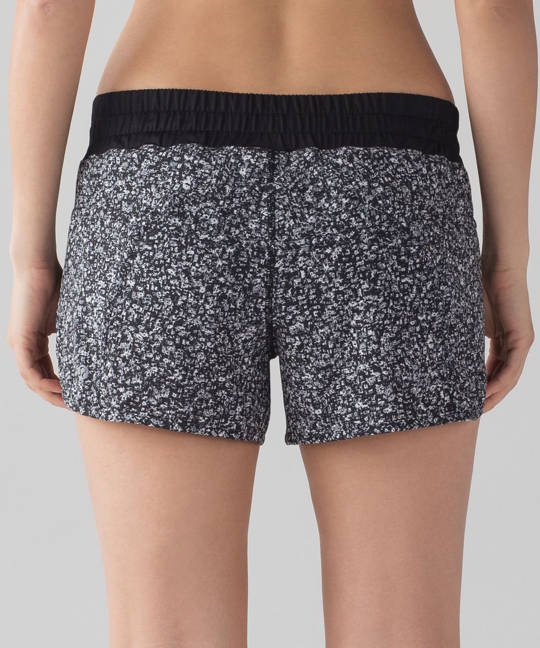 Lululemon Tracker Short IV (4-way Stretch 4") - Daisy Dust Alpine White Black / Black