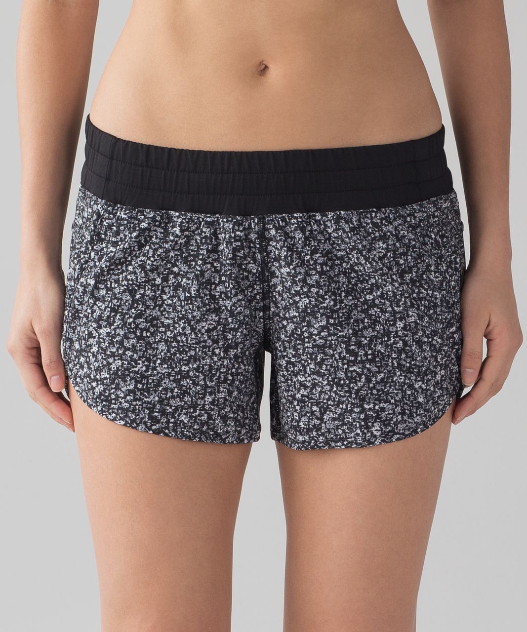 Lululemon Tracker Short IV (4-way Stretch 4") - Daisy Dust Alpine White Black / Black