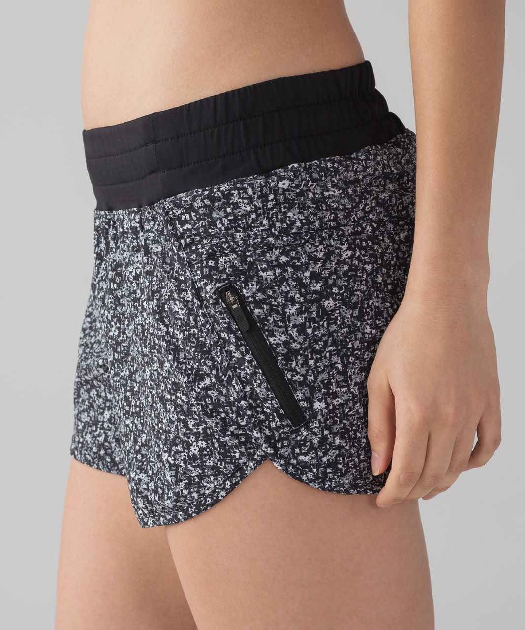 Lululemon Tracker Short IV (4-way Stretch 4") - Daisy Dust Alpine White Black / Black