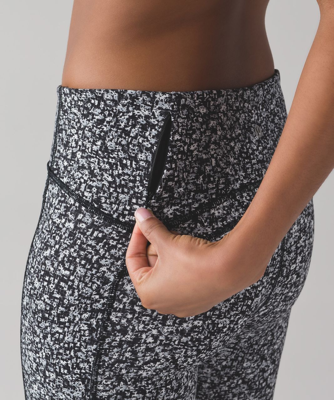 Lululemon Sole Training Crop - Daisy Dust Alpine White Black / Black