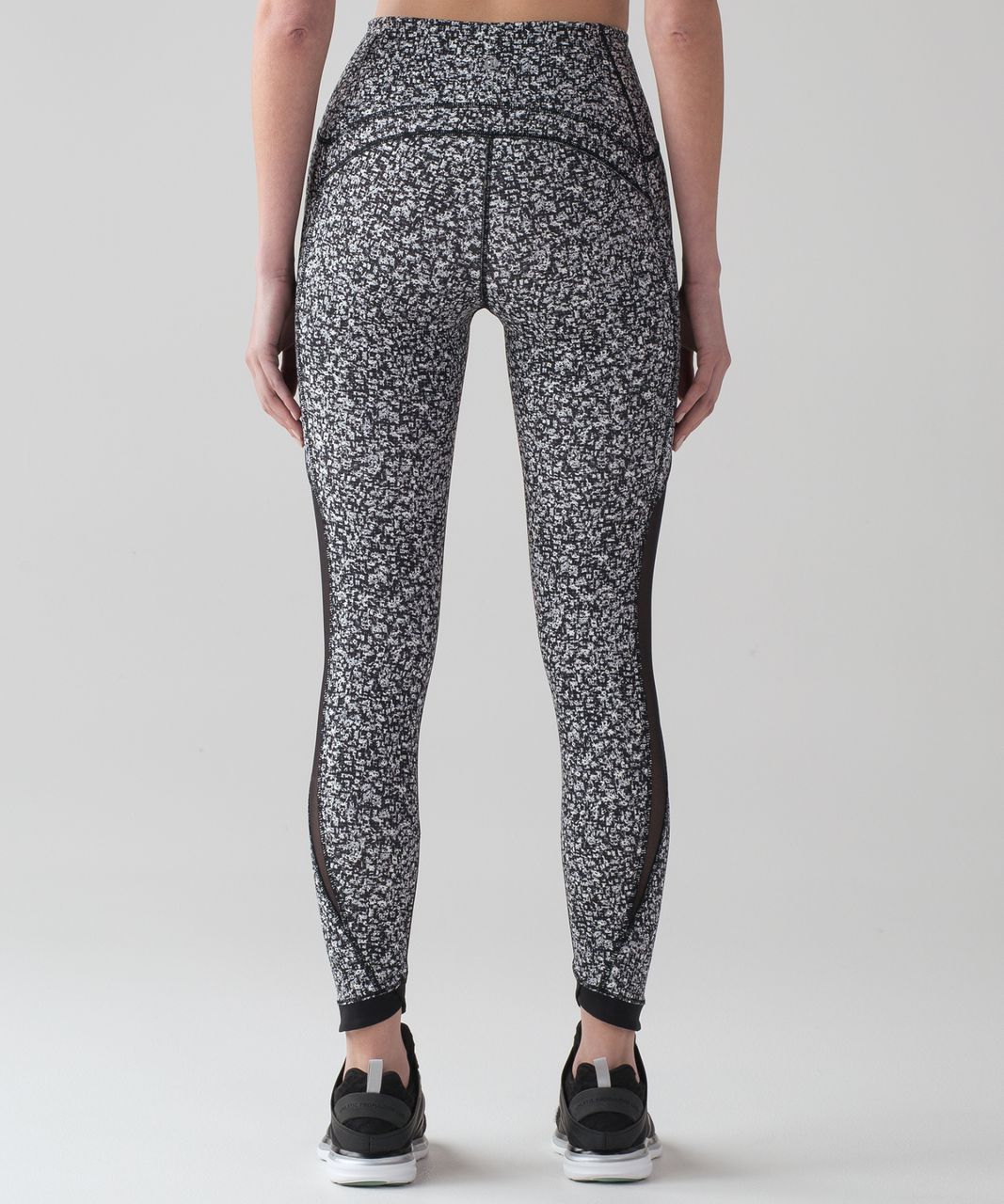 Lululemon Sole Training 7/8 Tight - Daisy Dust Alpine White Black / Black