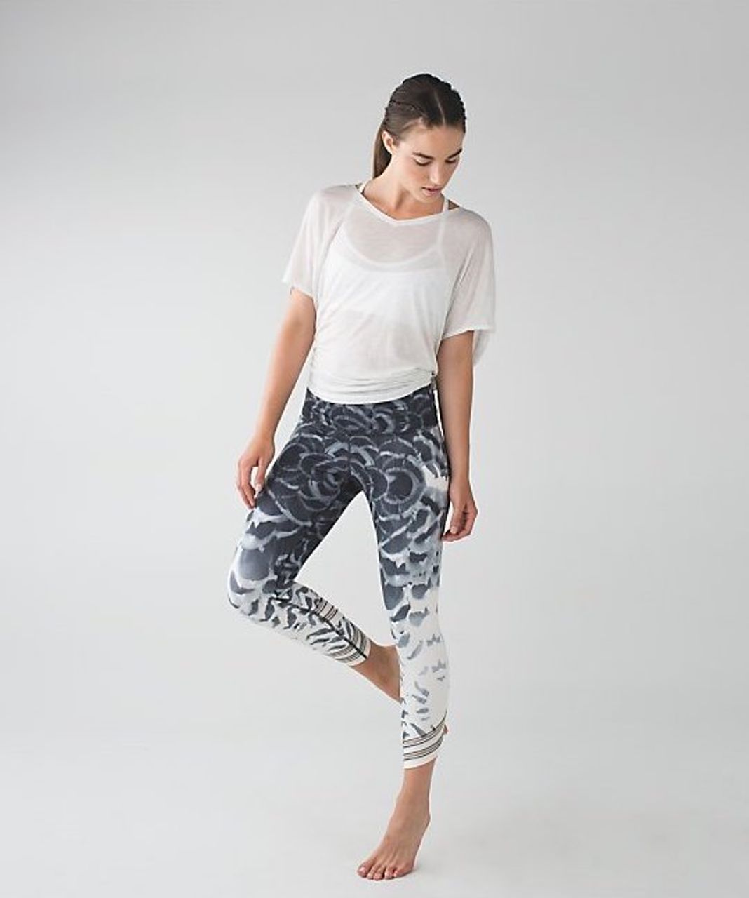 Lululemon Jet Crop *Print in Pretty Palm Black Angel Wing - Size 8 – Chic  Boutique Consignments