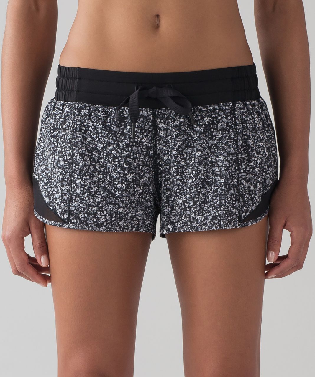 Lululemon Hotty Hot Short (2 1/2" ) - Daisy Dust Alpine White Black / Black