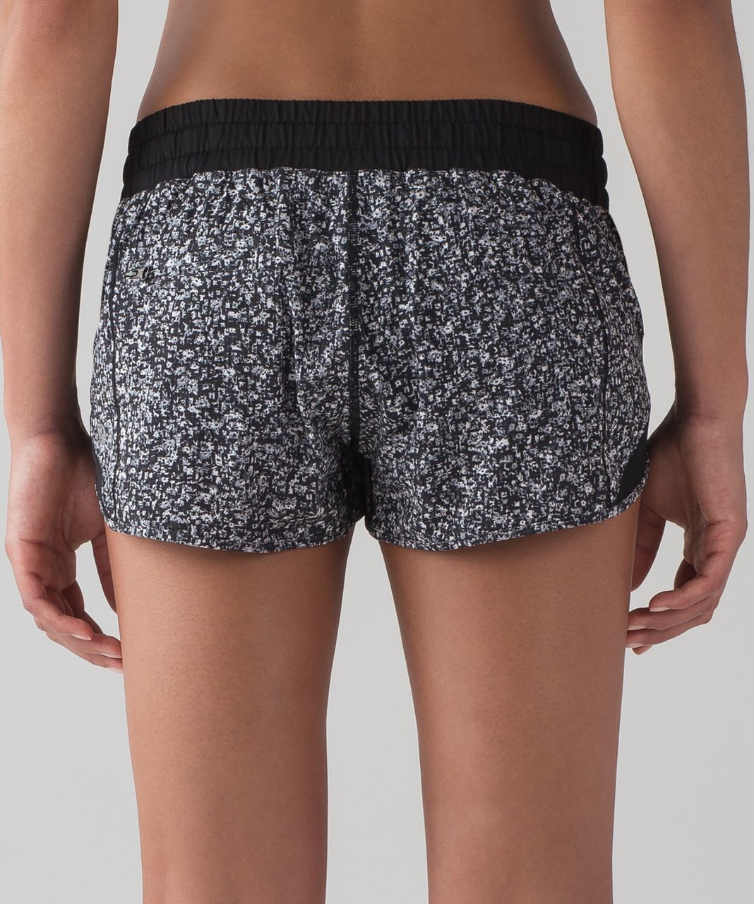 Lululemon Hotty Hot Short (2 1/2" ) - Daisy Dust Alpine White Black / Black