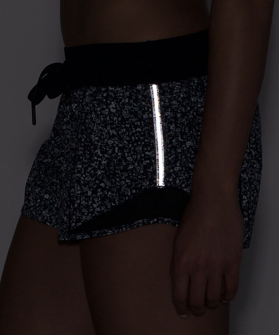 Lululemon Hotty Hot Short (2 1/2" ) - Daisy Dust Alpine White Black / Black