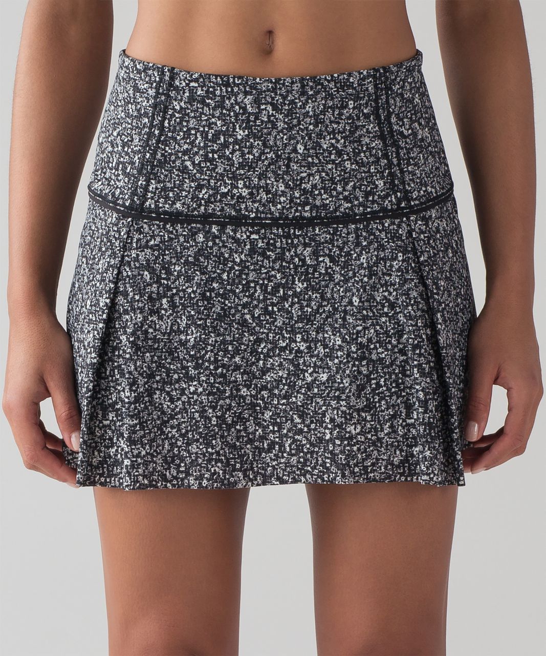 Lululemon Lost In Pace Skirt (Tall) (15") - Daisy Dust Alpine White Black / Black