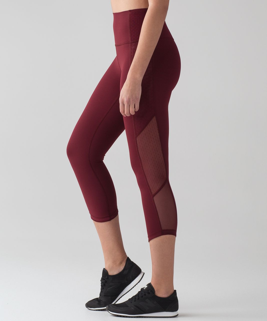 https://storage.googleapis.com/lulu-fanatics/product/25023/1280/lululemon-body-con-crop-deep-rouge-028588-153792.jpg