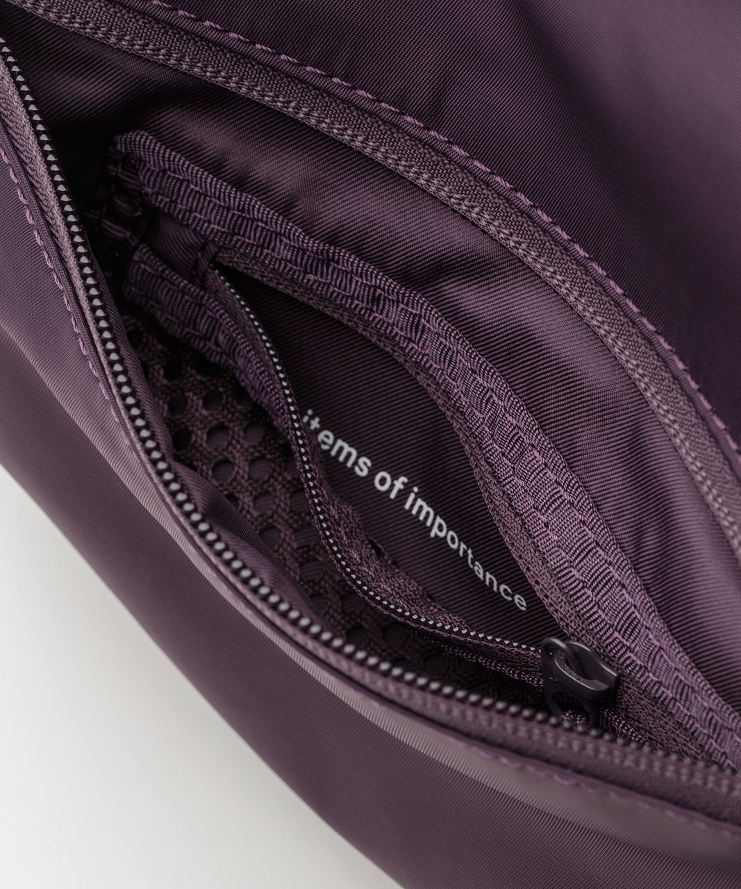 Lululemon Fast Track Bag (3L) - Black Currant