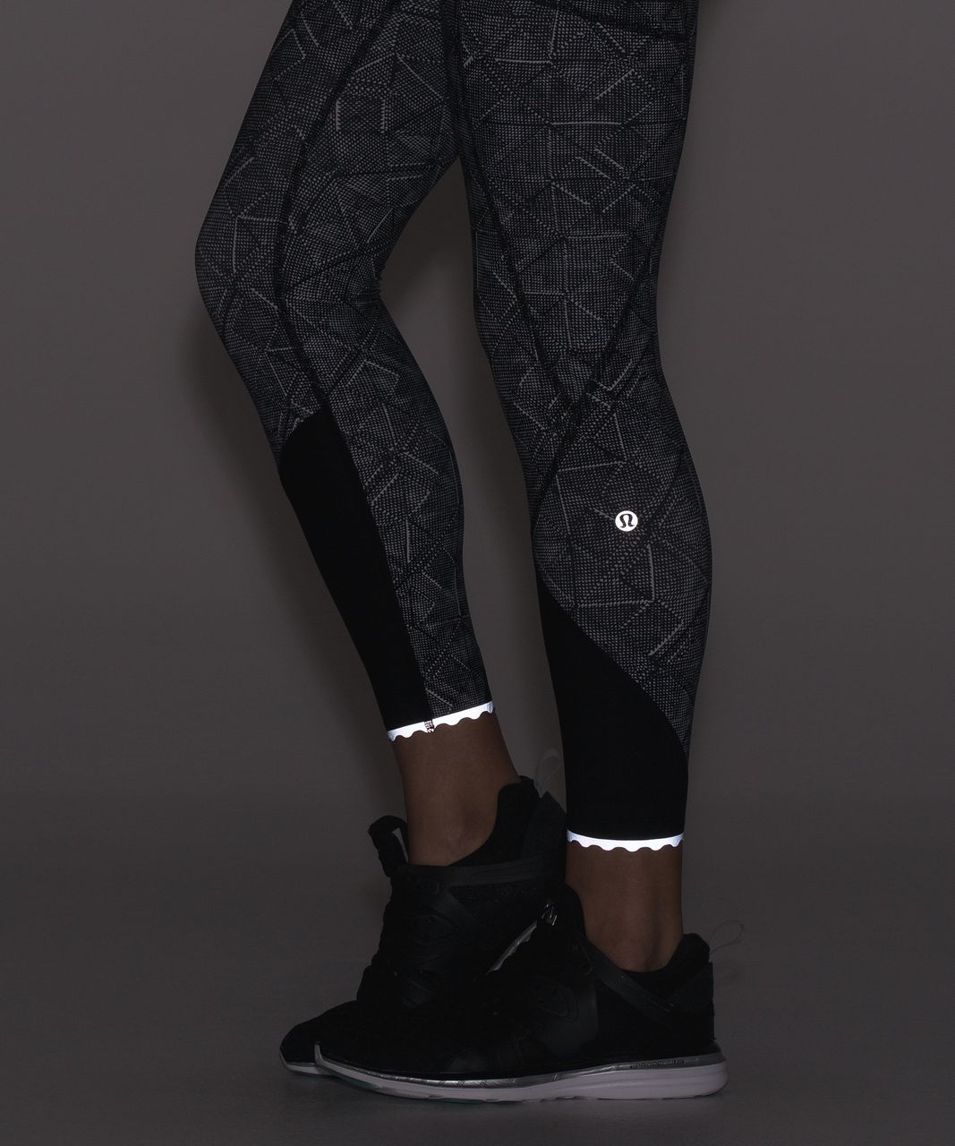 LULULEMON TIGHT STUFF Tight II 25” Size 6 Black Scalloped Hem Reflective  Dots $29.96 - PicClick