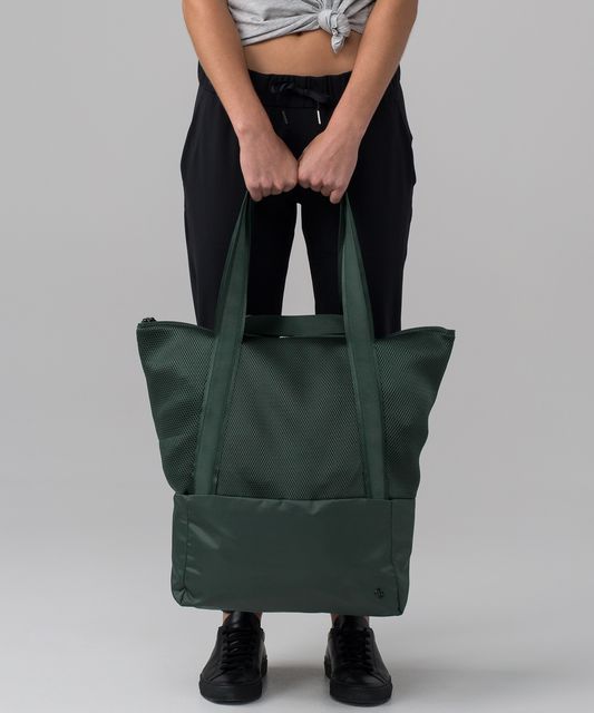 lululemon hot mesh tote