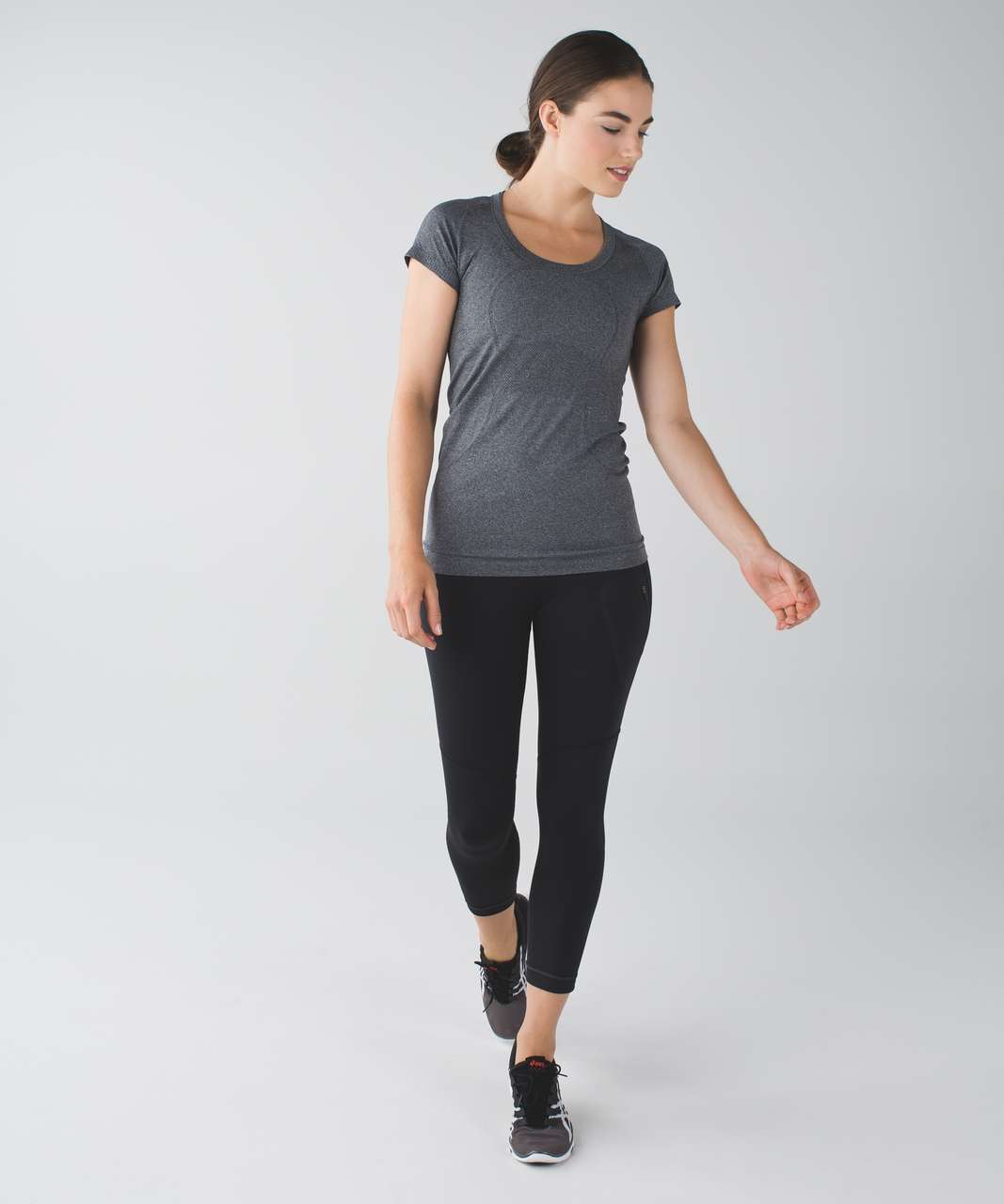 https://storage.googleapis.com/lulu-fanatics/product/26068/1280/lululemon-all-sport-crop-black-0001-160768.jpg