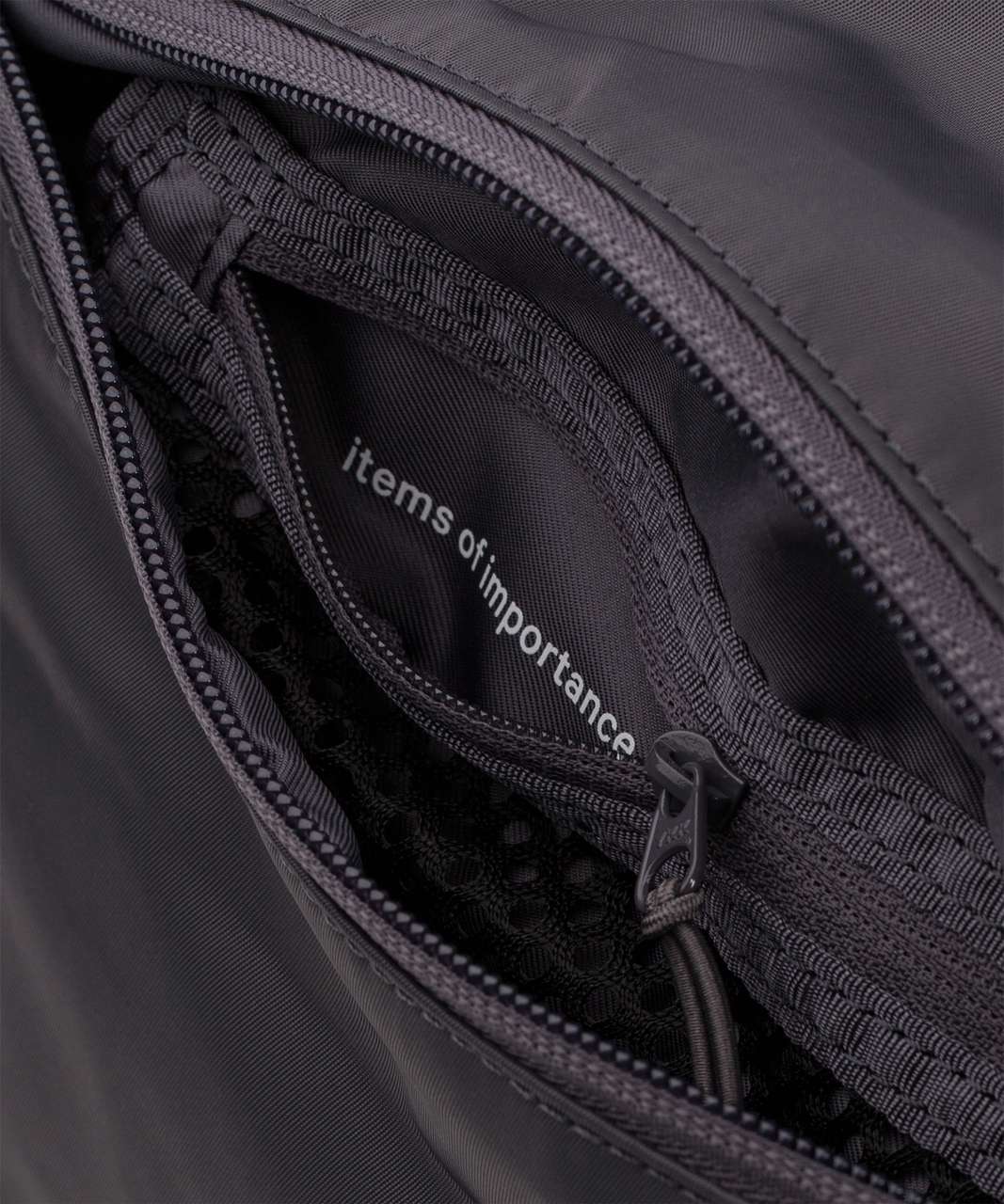 Lululemon Fast Track Bag (3L) - Dark Carbon