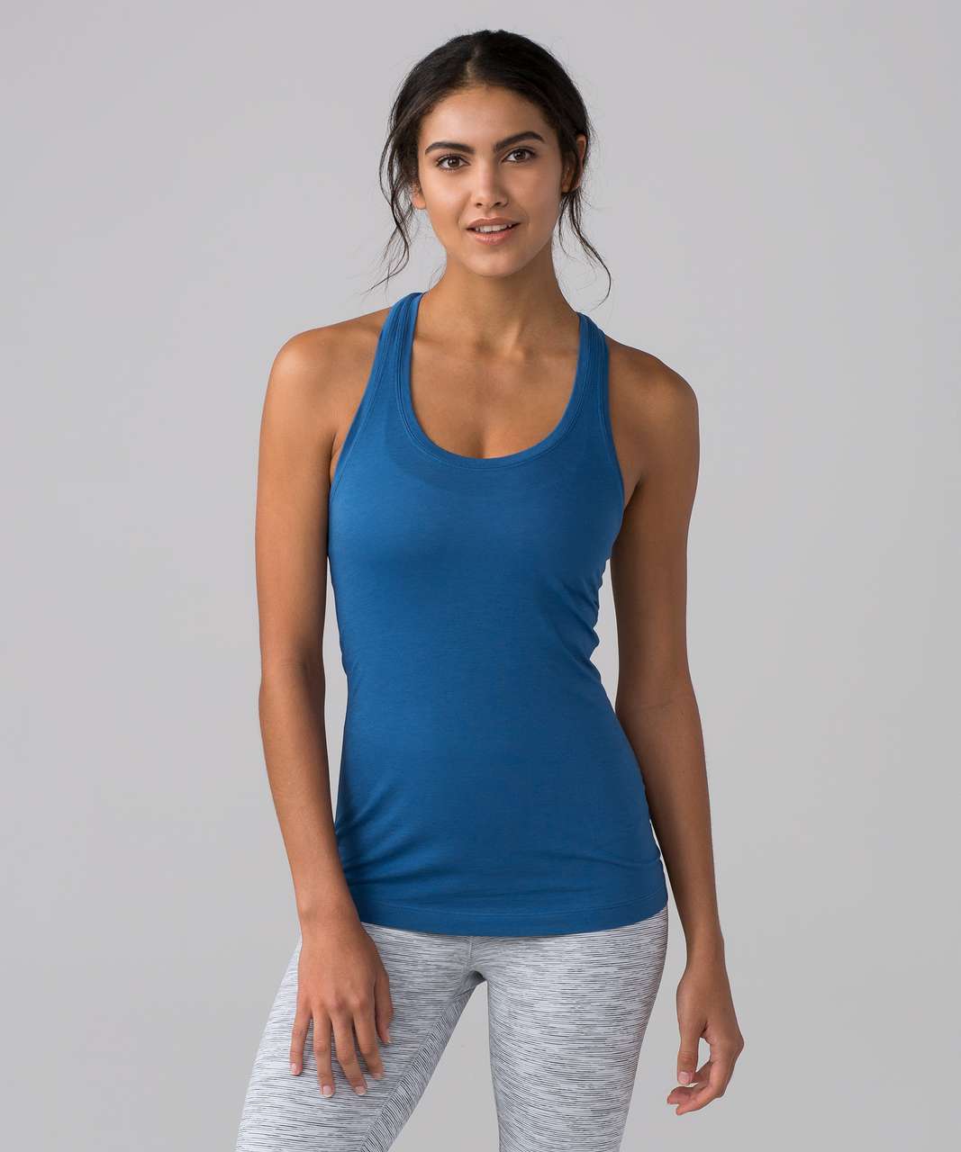 Lululemon dubai. Лулулемон. Бренда lululemon. Lululemon в Москве. Бренд одежды lululemon.