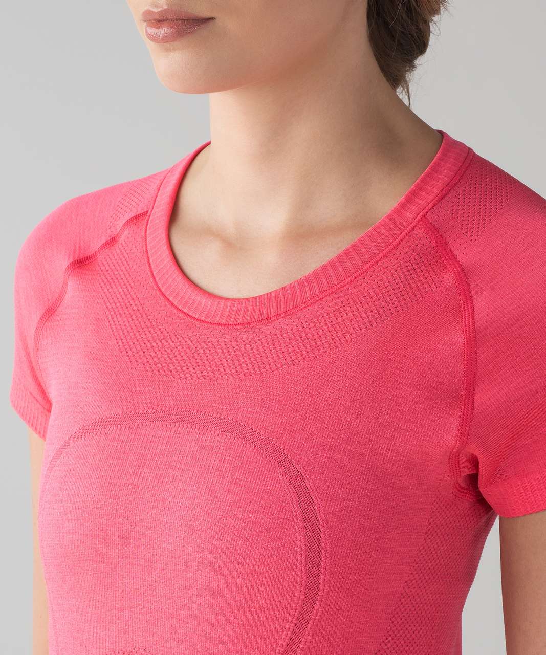 Lululemon Swiftly Tech Short-Sleeve Shirt 2.0, Lip Gloss, US10, Women's  Fashion, Activewear on Carousell