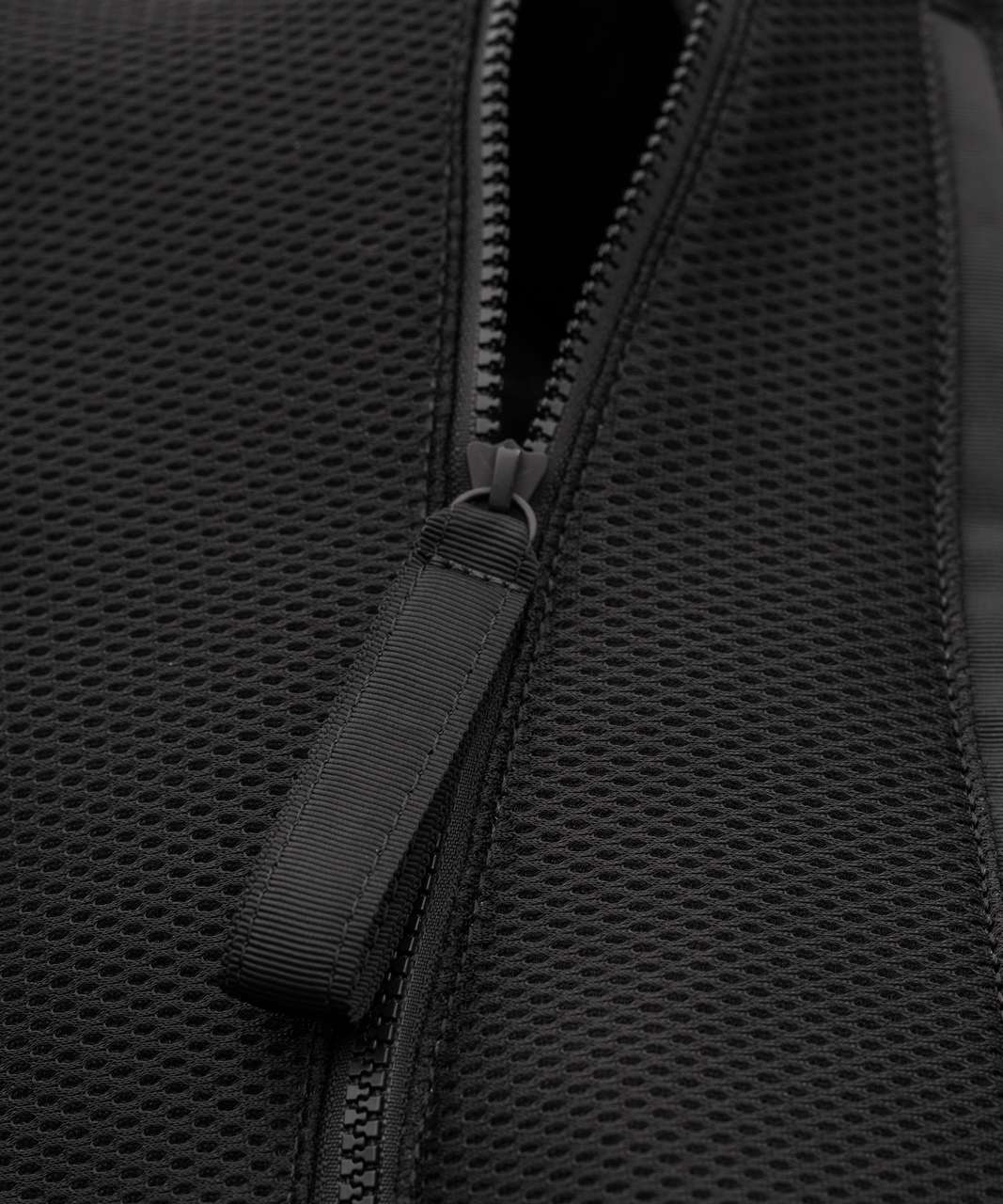 Lululemon Fast Track Duffel (Mesh) (Heatproof Pocket 19L) - Black ...