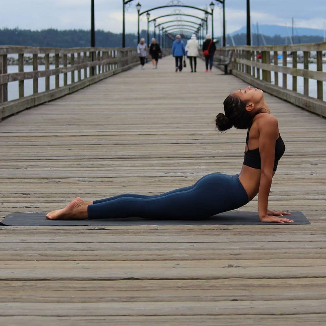 Still now bra in moonwalk size 6?+ pushing limits crop size4 in dark carbon  : r/lululemon