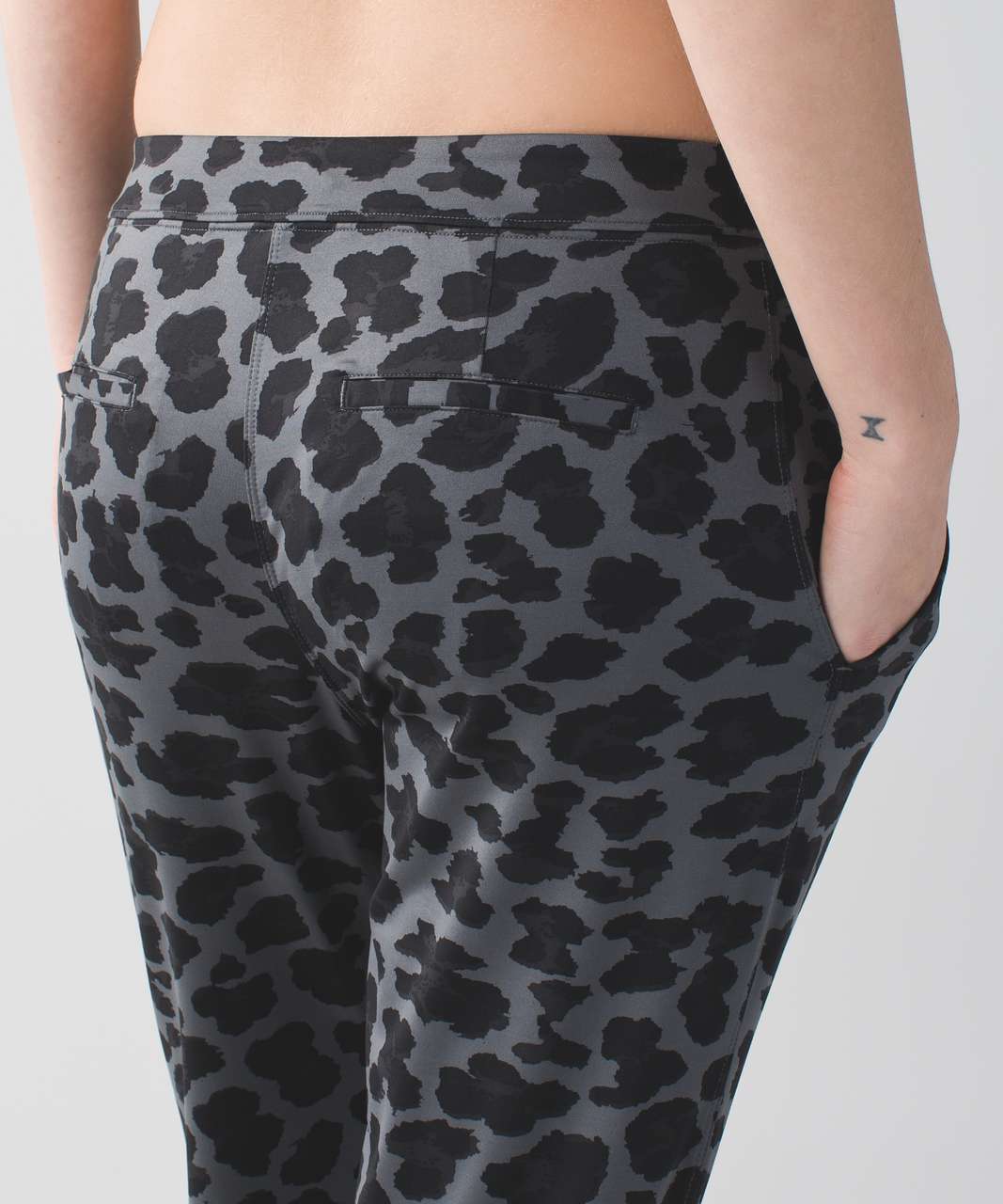 Lululemon Jet Crop (Slim) (Luon 19") - Cherry Cheetah Dark Slate Black