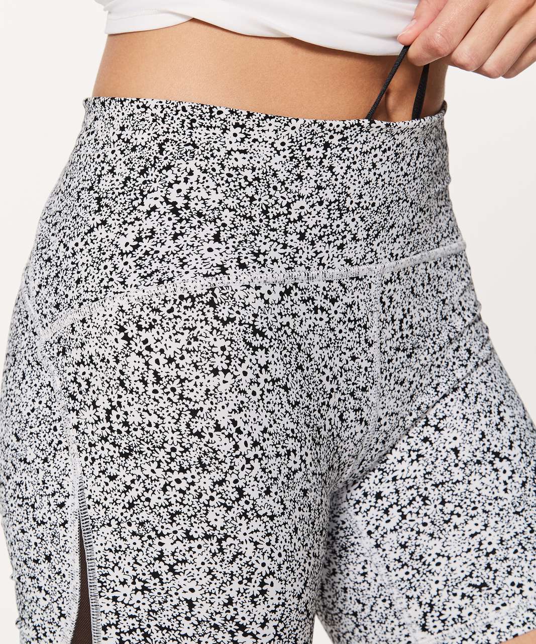 Lululemon Train Times Short (6") - Ditsy Daisy White Black / Black