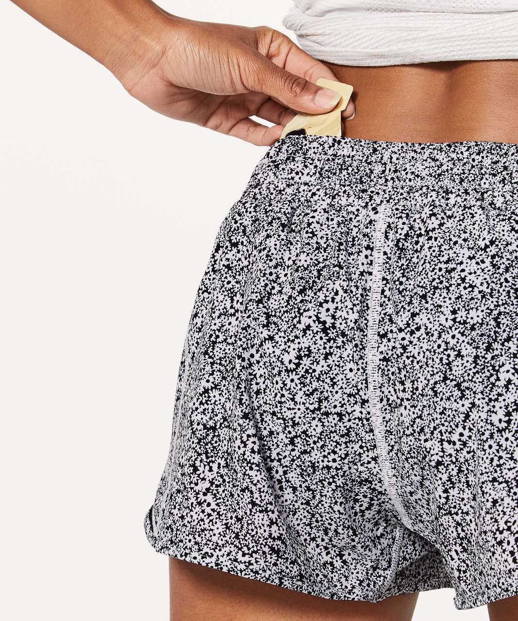 Lululemon Hotty Hot Short II *2.5" - Ditsy Daisy White Black / Black