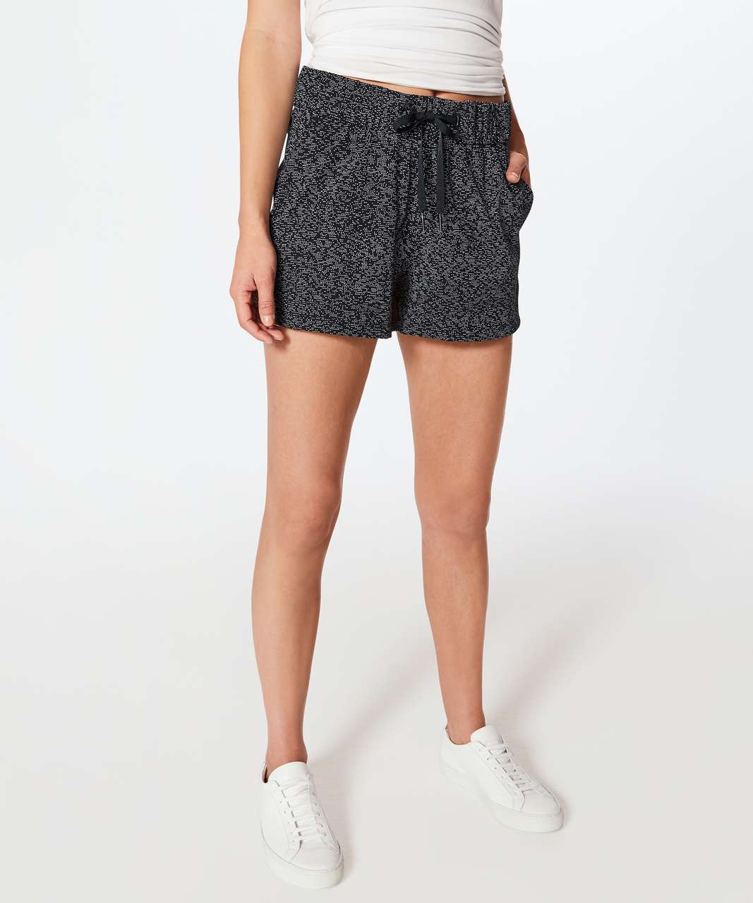 Lululemon On The Fly Short (2.5") - Soundwave White Black / Black