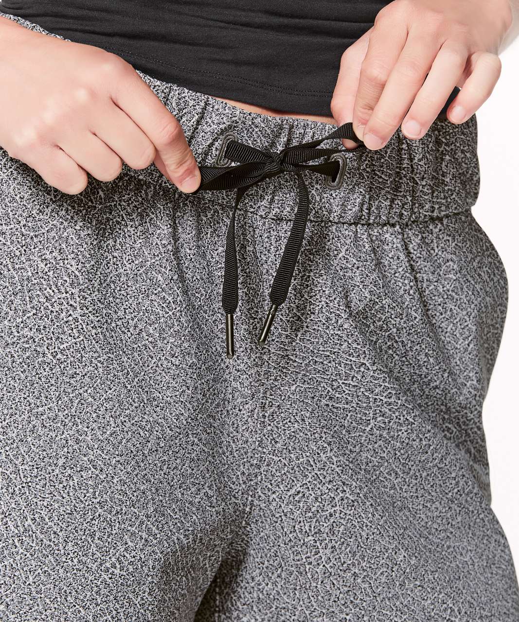 Lululemon On The Fly Short (2.5") - Fractal Alpine White Black / Black