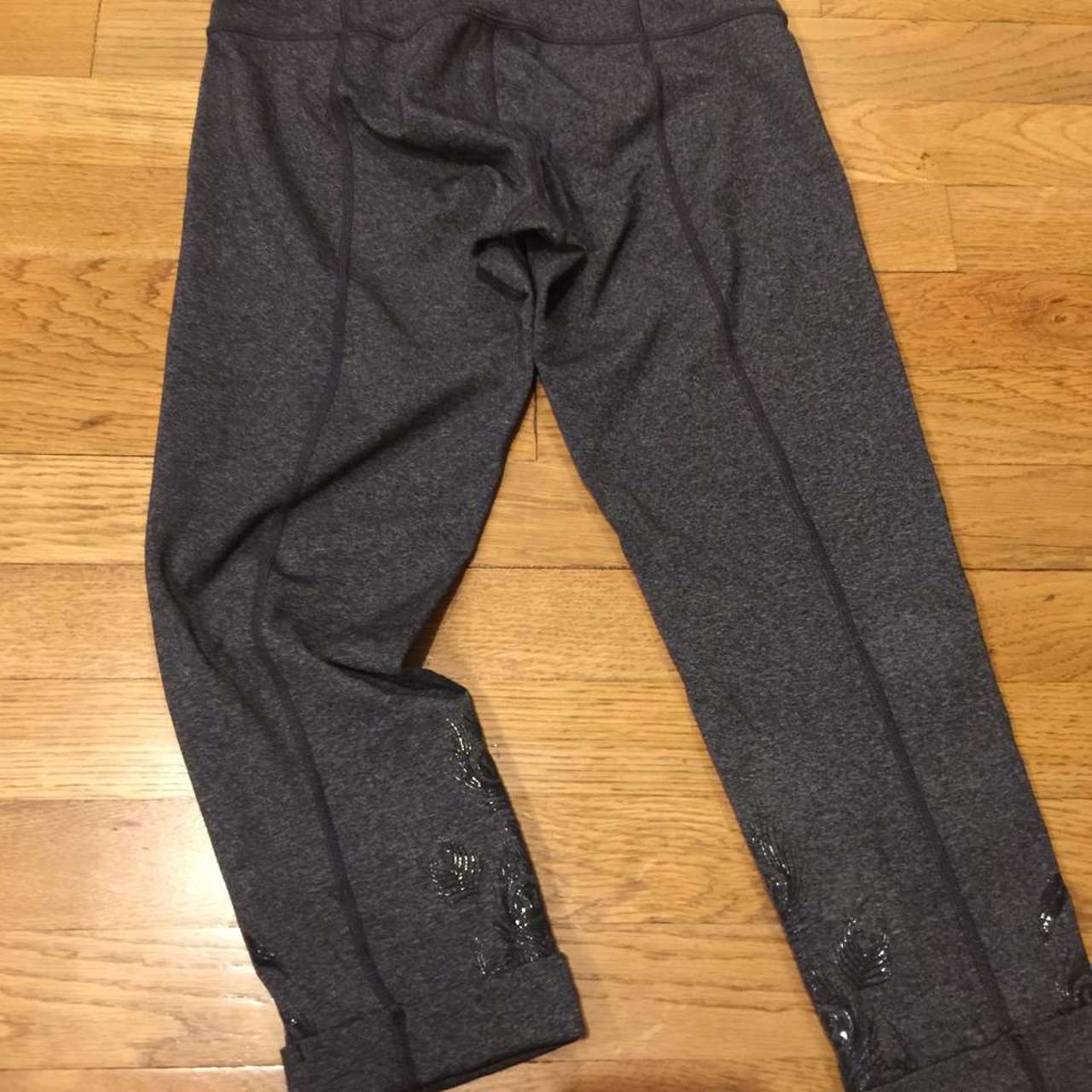 LULULEMON ACRO CROP LEGGINGS PEACOCK FEATHER SILICONE HEATHER GREY 8/M 