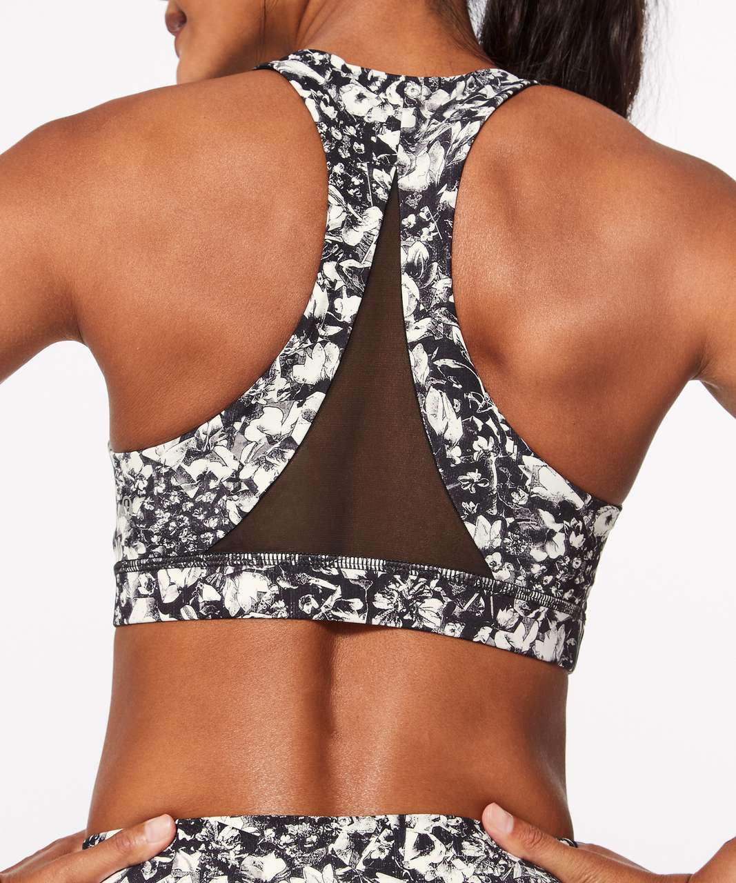 https://storage.googleapis.com/lulu-fanatics/product/27708/1280/lululemon-invigorate-bra-mash-up-white-black-black-029805-170033.jpg