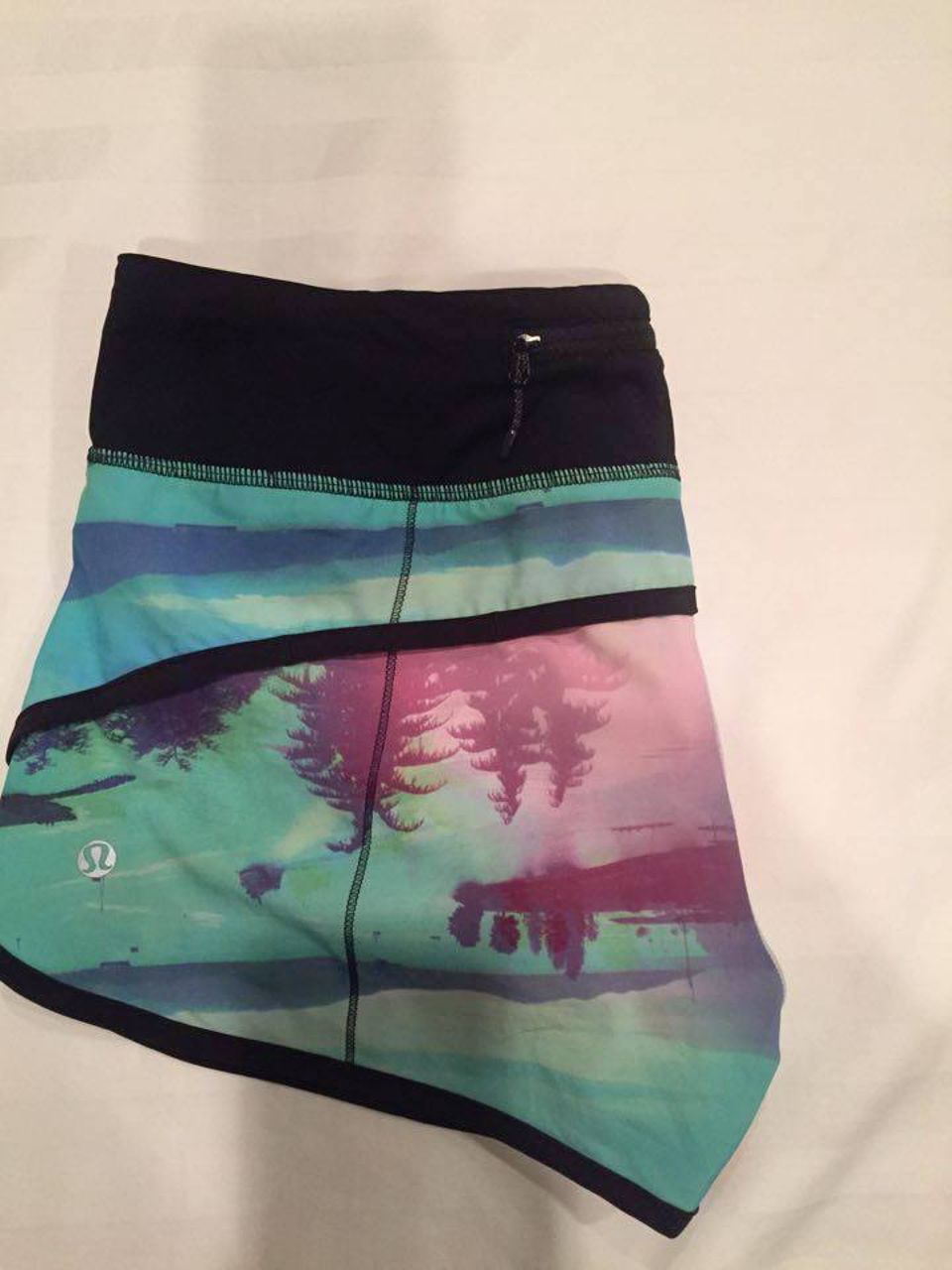 lululemon 6 2014 SKY TO SEAWHEEZE multi speed shorts rainbow eye swirl  shorts