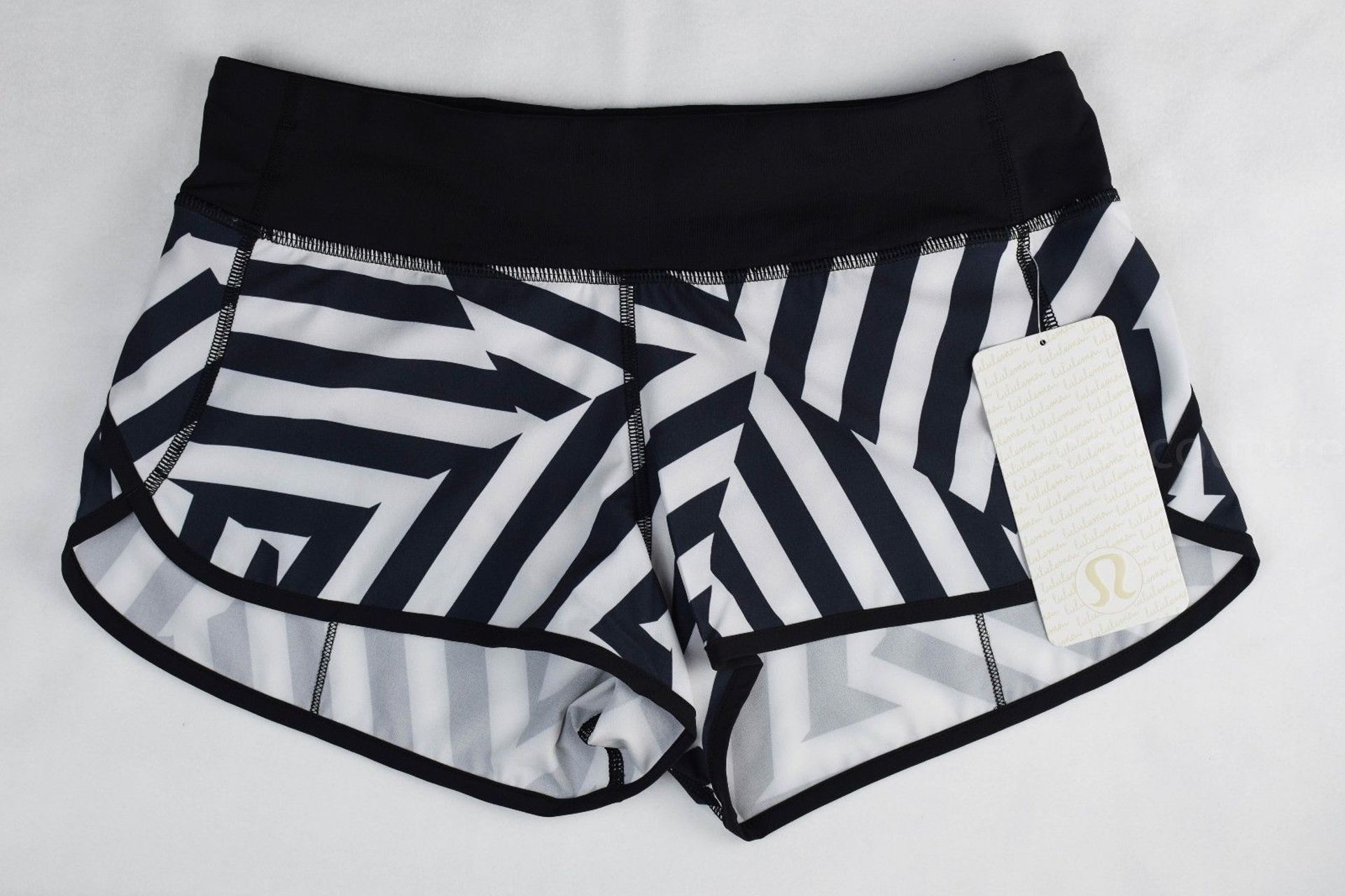 Lululemon Run: Speed Short SeaWheeze Chevron size 6