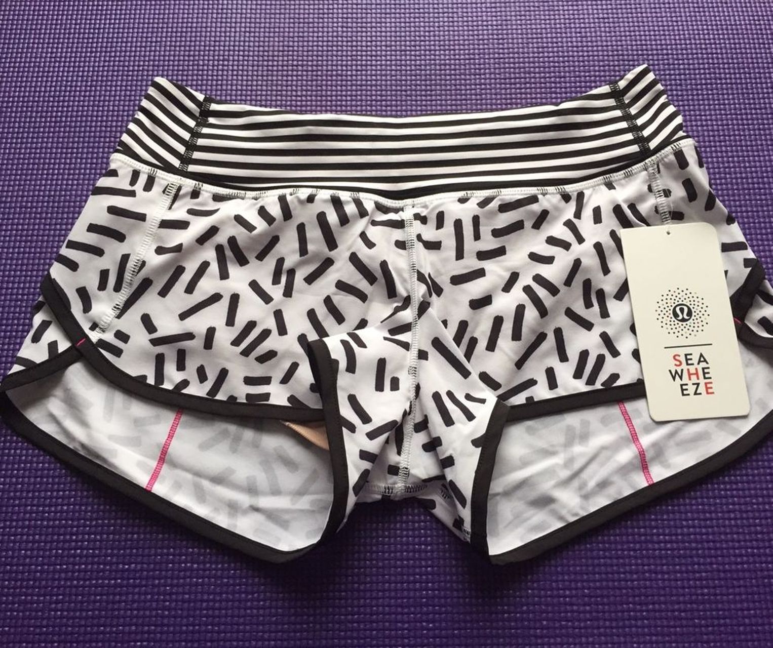 Lululemon Seawheeze Speed shorts size 4 - Gem