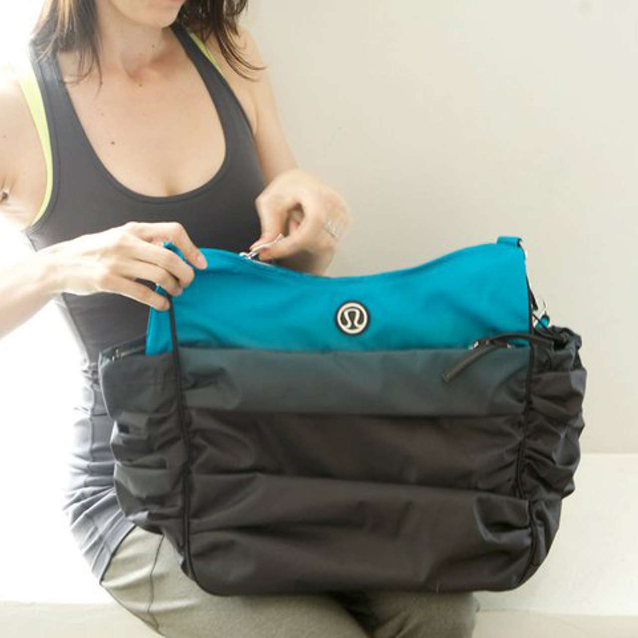 https://storage.googleapis.com/lulu-fanatics/product/27977/1280/lululemon-hot-yoga-hobo-surge-black--171938.jpg