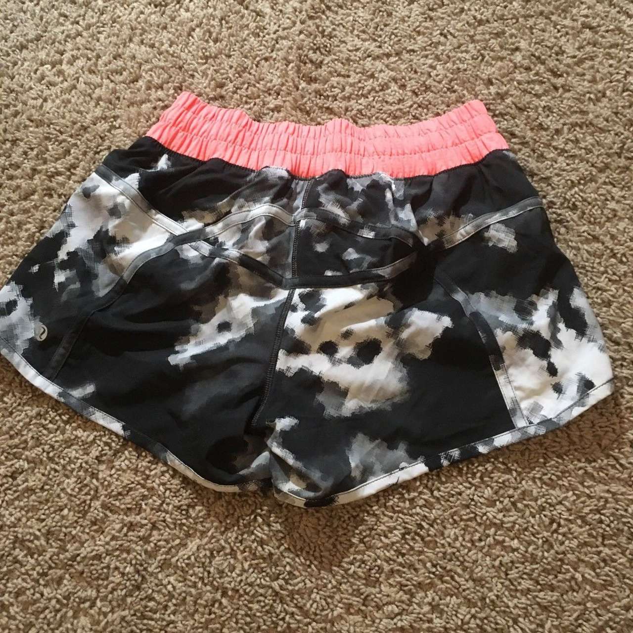 Lululemon Tracker Short III - Blooming Pixie Black White / Very Light Flare