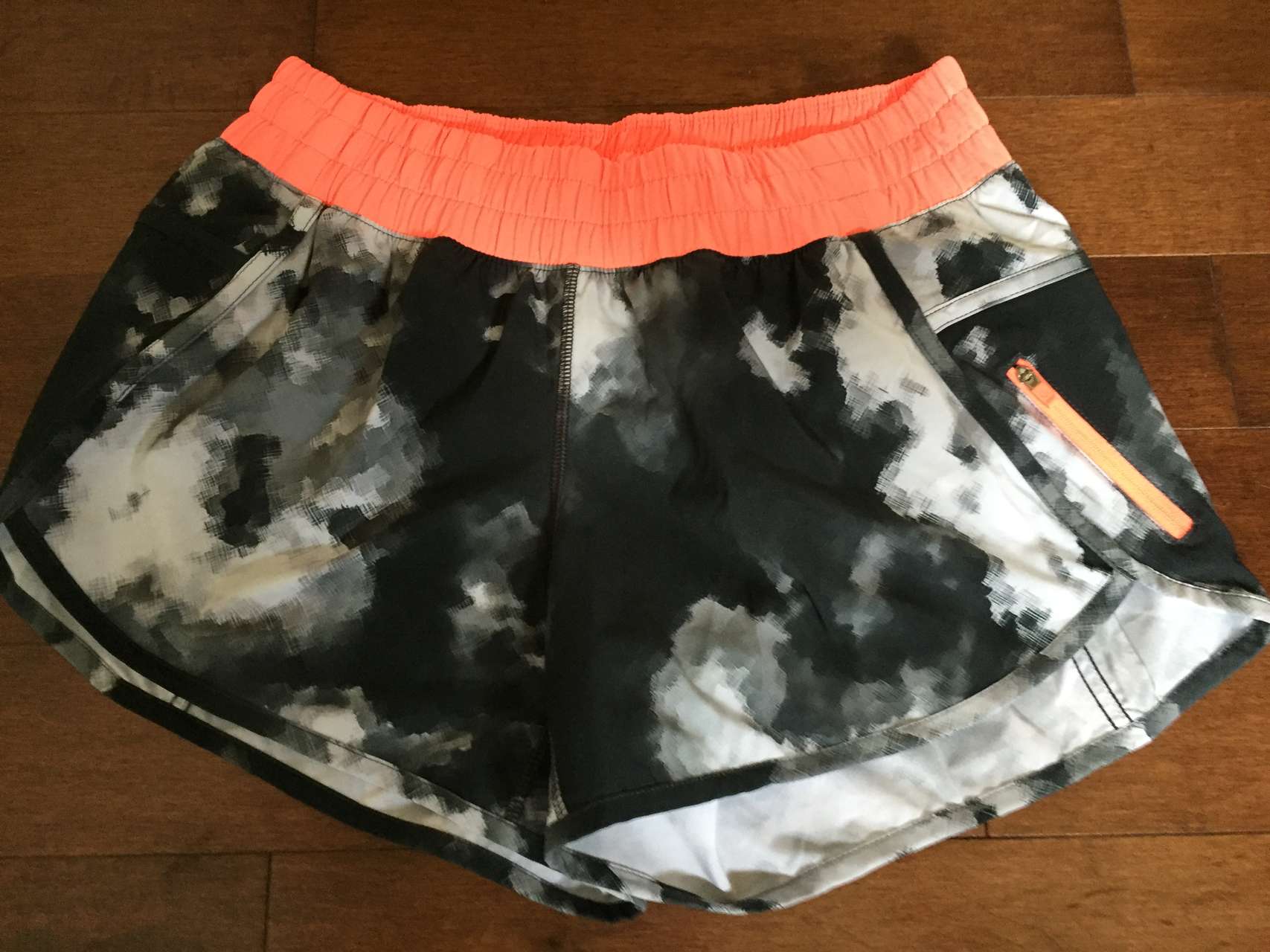 Lululemon Tracker Short III - Blooming Pixie Black White / Very Light Flare