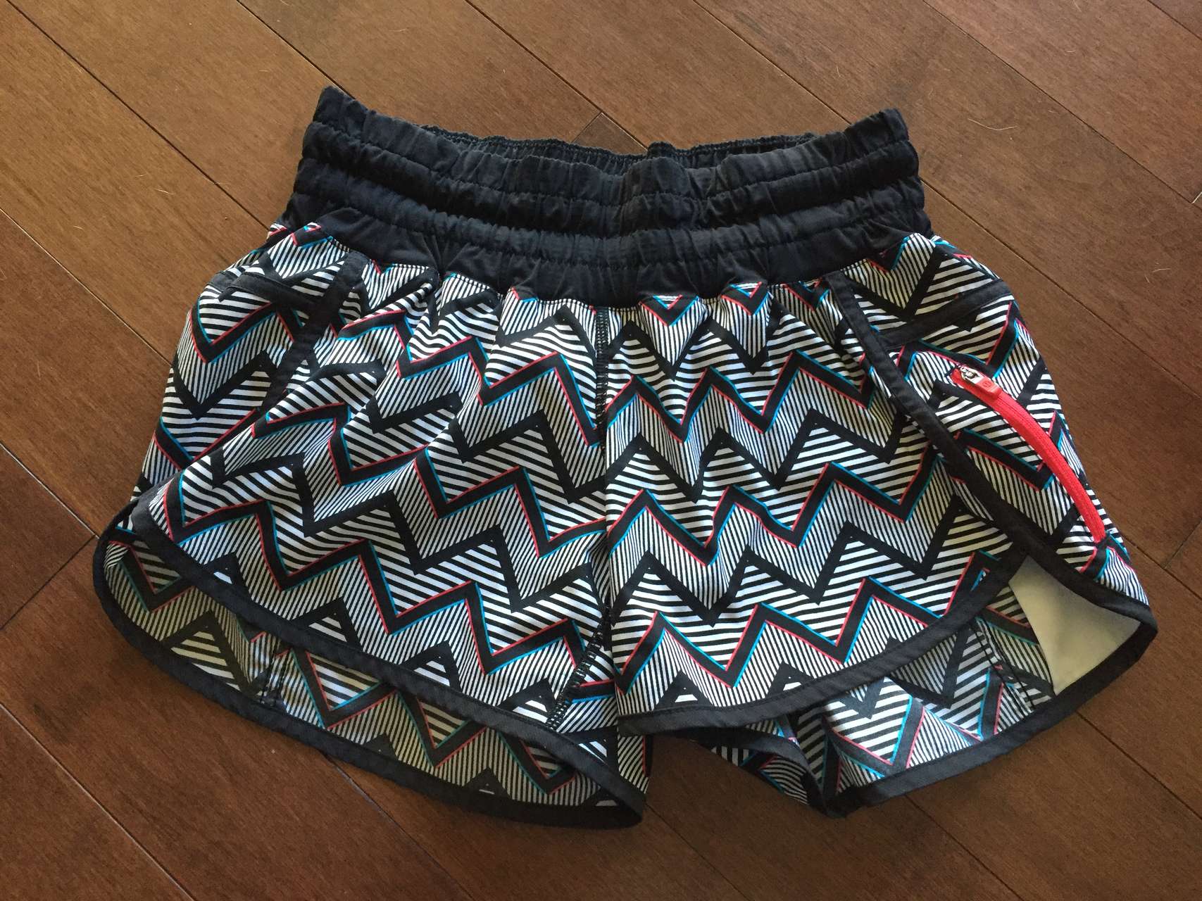 Lululemon Tracker Short II - 2014 Seawheeze - 3D Chevron 