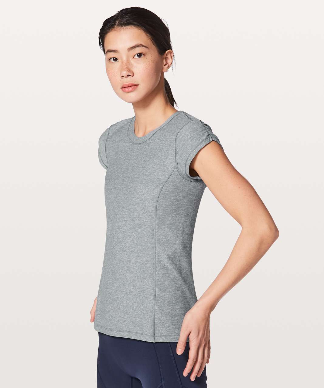 Lululemon women Size 6 scoop neck short sleeve T-Shirt in heather gray