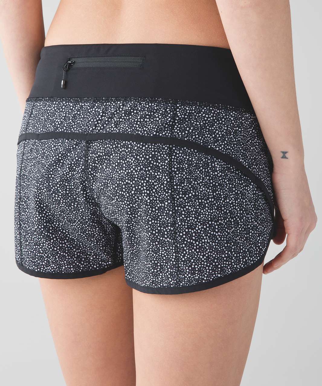 Lululemon women’s speed short size 4 2 1/2shorts teal green/black/white